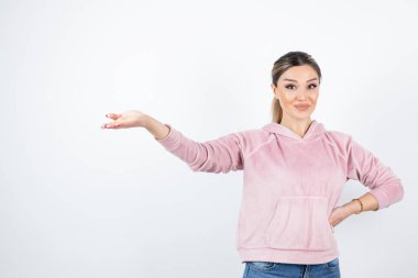 Ayakta duran ve avuç içini gösteren güzel bir bayan modelin portresi. Yüksek kalite fotoğraf