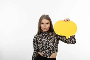 Sarı konuşma balonu tutan güzel bir kadın modelin portresi. Yüksek kalite fotoğraf