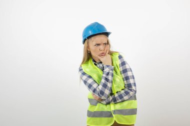 Ayakta duran ve bakan güzel kadın işçinin görüntüsü. Yüksek kalite fotoğraf