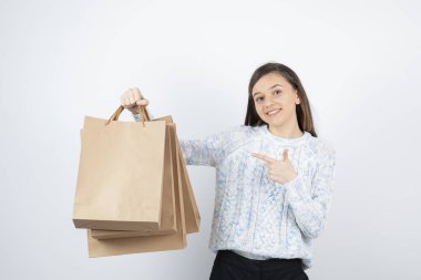 Kazaklı genç kızın portresi. Elinde alışveriş torbaları var.