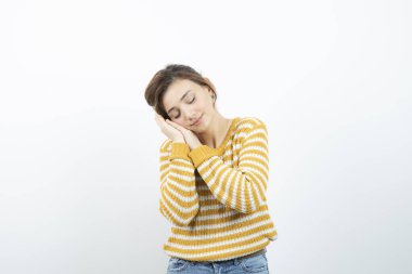 Ayakta duran ve poz veren genç ve güzel bir kadının resmi. Yüksek kalite fotoğraf