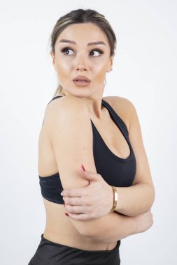 Siyah bluzlu formda genç bir kadın bir yerlere bakıyor. Yüksek kalite fotoğraf