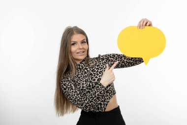 Sarı konuşma balonunu gösteren güzel bir kadın modelin portresi. Yüksek kalite fotoğraf