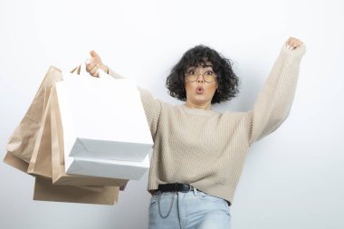 Renkli poz veren, alışveriş yapan kıvırcık saçlı kadın. Yüksek kalite fotoğraf