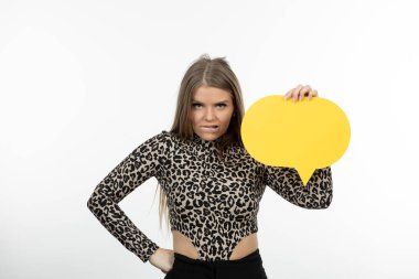 Sarı konuşma balonu tutan güzel bir kadın modelin portresi. Yüksek kalite fotoğraf