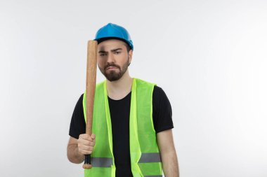 Beyzbol sopası tutan genç inşaat işçisinin fotoğrafı. Yüksek kalite fotoğraf