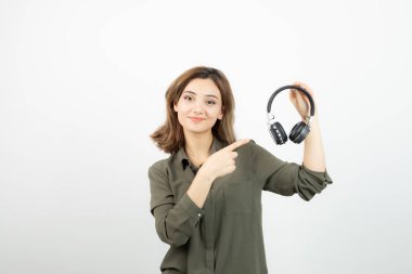 Siyah kulaklık takan çekici bir kadın resmi. Yüksek kalite fotoğraf