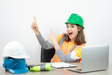 Üniformalı işçi kadın masada oturuyor ve yukarı bakıyor. Yüksek kalite fotoğraf