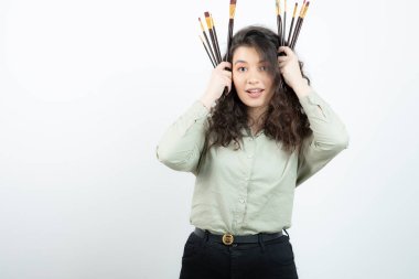 Elinde fırça tutan genç bir ressam kızı tasviri. Yüksek kalite fotoğraf