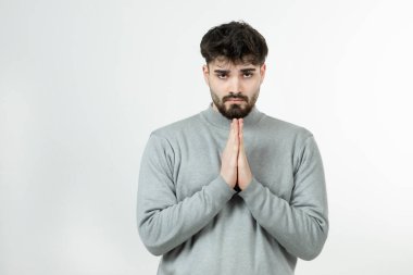 Gri kazaklı sakallı adamın portresi Tanrı 'ya dua ediyor. Yüksek kalite fotoğraf