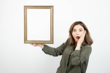 Boş ahşap çerçeveli genç, tapılası bir bayan model. Yüksek kalite fotoğraf