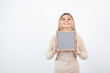 Kameraya boş kare gösteren sarışın bir kadın resmi. Yüksek kalite fotoğraf
