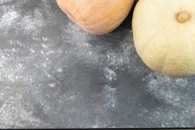 Mermer arka planda tereyağlı balkabağı. Yüksek kalite fotoğraf