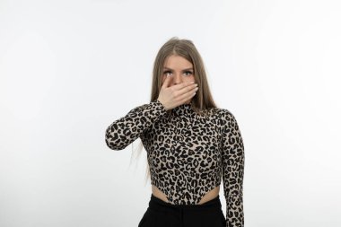 Leopar desenli güzel bir kadının portresi ağzını kapatıyor. Yüksek kalite fotoğraf