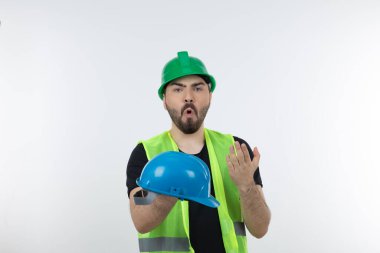 Mavi miğfer gösteren erkek sakallı mühendis. Yüksek kalite fotoğraf