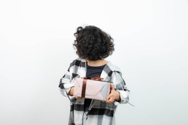 Kareli tişörtlü, kahverengi kurdeleli bir kadın model. Yüksek kalite fotoğraf