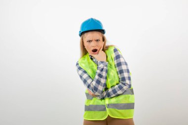 Ayakta duran ve bakan güzel kadın işçinin görüntüsü. Yüksek kalite fotoğraf