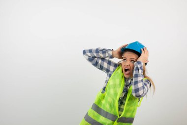 Kafasını kapatan kasketli kendine güvenen kadın işçinin görüntüsü. Yüksek kalite fotoğraf