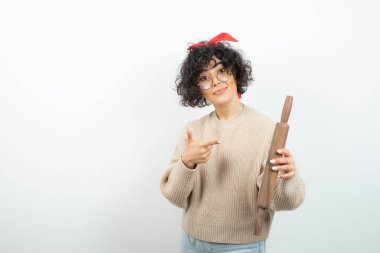 Gözlüklü genç bir kadının ahşap raptiyeyi gösteren fotoğrafı. Yüksek kalite fotoğraf