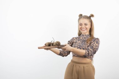 Leopar desenli sarışın kadın üstünde pancar kökü tabağıyla duruyor. Yüksek kalite fotoğraf