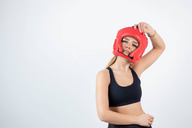 Spor elbiseli ve koruyucu maskeli kadın boksör.