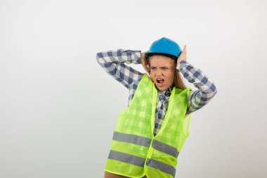 Kafasını kapatan kasketli kendine güvenen kadın işçinin görüntüsü. Yüksek kalite fotoğraf