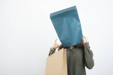 Kafasını el çantasının içine sokan genç bir kızın görüntüsü. Yüksek kalite fotoğraf