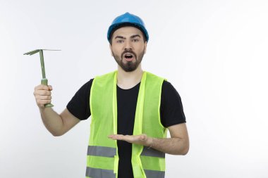 Elinde çekiç tutan yakışıklı genç bir mühendis. Yüksek kalite fotoğraf