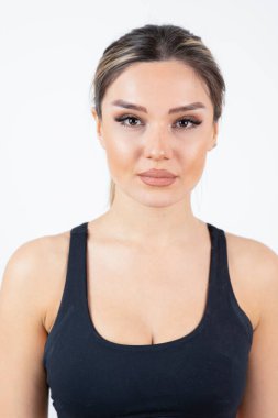 Spor giyimli genç ve çekici bir kadının beyazların başında durduğu bir çekim. Yüksek kalite fotoğraf