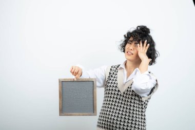 Genç esmer kız beyaz çerçeveyi boş tutuyor. Yüksek kalite fotoğraf