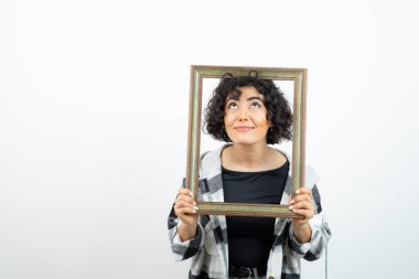 Esmer, güzel bir kadın, elinde eski, ahşap bir çerçeve tutuyor. Yüksek kalite fotoğraf