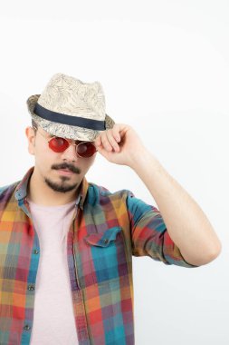 Şapka ve gözlüklerle poz veren genç adamın yakın çekimi. Yüksek kalite fotoğraf