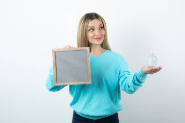 Güzel görünümlü bir kadının portresi. El kamerasında ve cam sürahisinde. Yüksek kalite fotoğraf