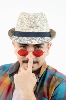 Şapka ve gözlüklerle poz veren genç adamın yakın çekimi. Yüksek kalite fotoğraf