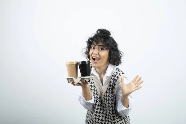 Hermosa Mujer Rizada Con Tazas Café Pie Posando Feliz Foto — Foto de Stock