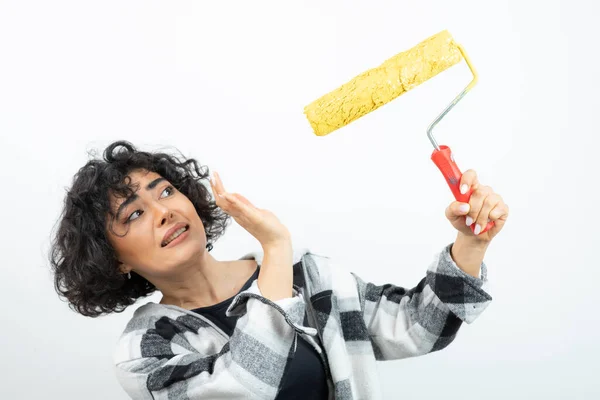 Imagem Mulher Encaracolada Cabelos Curtos Segurando Rolo Pintura Foto Alta — Fotografia de Stock