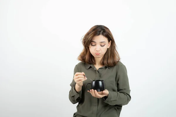 Mulher Bonita Segurando Xícara Café Sobre Branco Foto Alta Qualidade — Fotografia de Stock