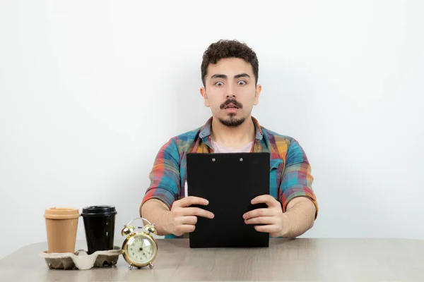 Jeune Homme Affaires Travaillant Maison Avec Des Tasses Presse Papiers — Photo