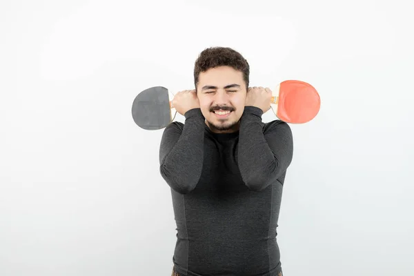 Foto Joven Deportista Cubriendo Orejas Con Raquetas Para Tenis Mesa —  Fotos de Stock