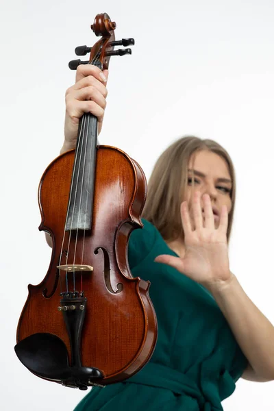 Foto Jovem Mulher Vestido Verde Segurando Violino Foto Alta Qualidade — Fotografia de Stock