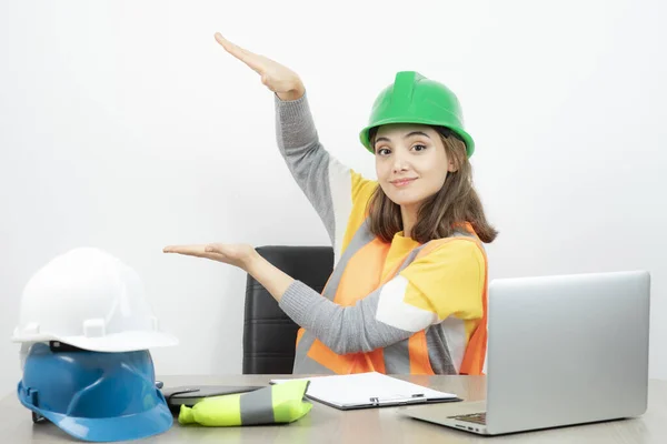 Arbeiterinnen Uniform Sitzen Schreibtisch Und Zeigen Größe Mit Den Händen — Stockfoto