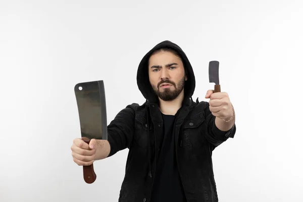 Retrato Jovem Barbudo Segurando Facas Sobre Uma Parede Branca Foto — Fotografia de Stock