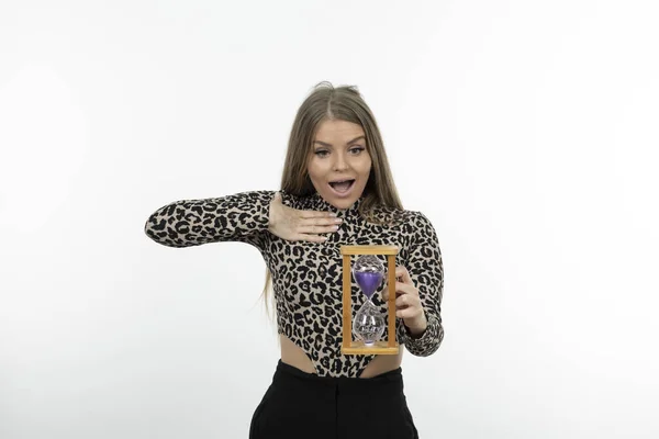 Retrato Modelo Femenino Atractivo Posando Con Reloj Arena Sobre Blanco — Foto de Stock