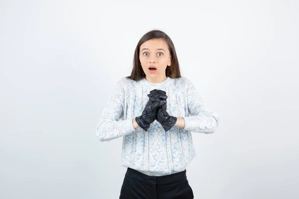 Πορτρέτο Του Όμορφη Νεαρή Κοπέλα Μαύρα Γάντια Που Θέτουν Λευκό — Φωτογραφία Αρχείου