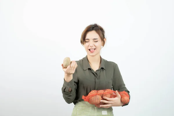 Porträt Einer Jungen Hübschen Bäuerin Die Kartoffeln Tüten Hält Hochwertiges — Stockfoto