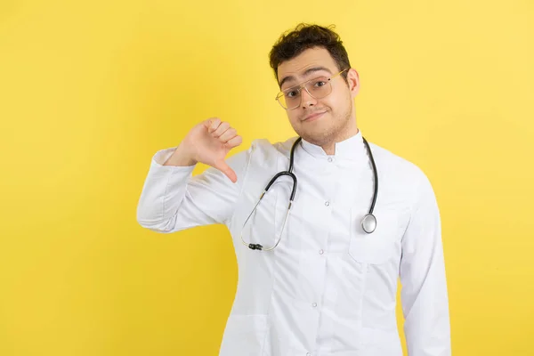Junger Arzt Weißen Kittel Steht Und Drückt Daumen Nach Unten — Stockfoto