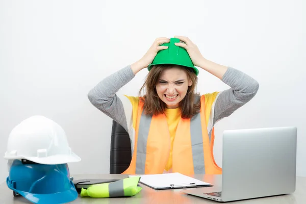 Worker Female Uniform Sitting Desk Laptop Clipboard High Quality Photo — Stock Photo, Image