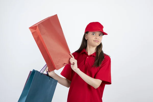 穿着红色T恤 头戴帽子 头戴购物袋的女孩 — 图库照片