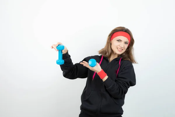 Jovem Mulher Desportiva Segurando Halteres Azuis Foto Alta Qualidade — Fotografia de Stock