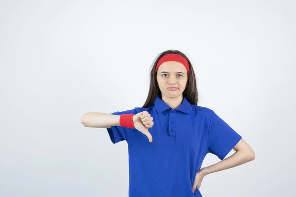 Niña Camiseta Azul Pulsera Roja Diadema Posando Sobre Fondo Blanco —  Fotos de Stock
